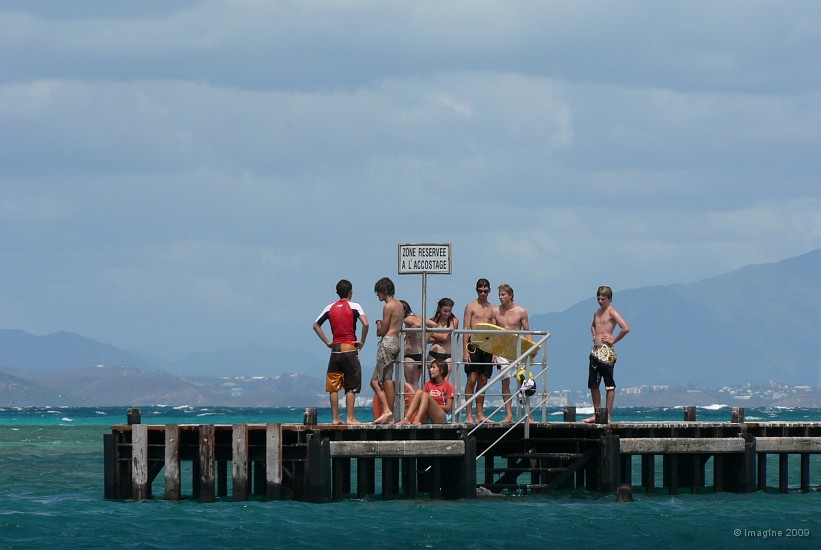 96- Les ados jouent sur le wharf.JPG